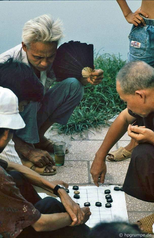 Các cụ già bên bàn cờ tướng cạnh Hồ Gươm, 1992.